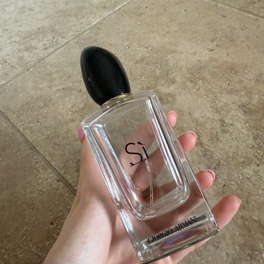 Giorgio Armani Sì perfume